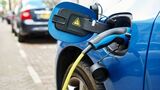 Auto elettriche e ibride in crescita, ma complessivamente si vende meno: i dati sulle immatricolazioni in UE nel 2025